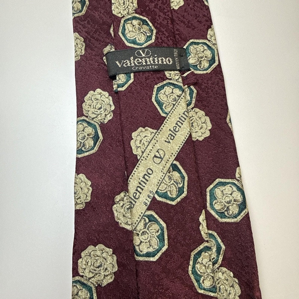 Valentino Cravatte Vintage Neck Tie Italy 100% Silk Baroque Floral Medallion